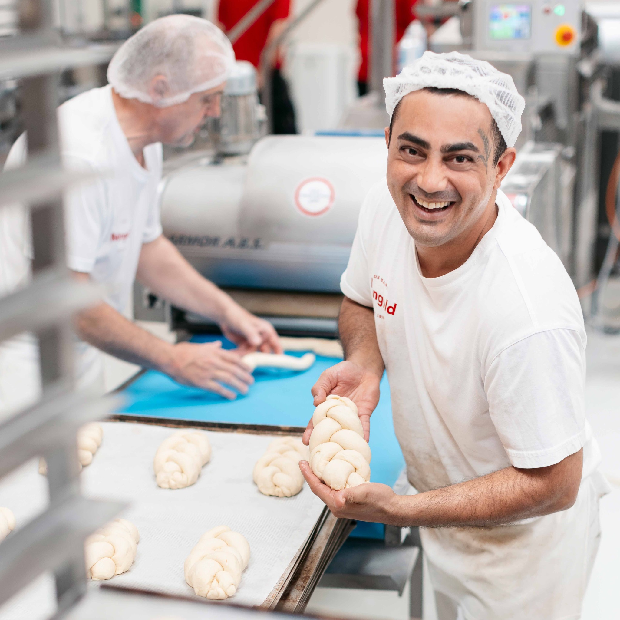 Heute möchten wir euch Mohammad vorstellen.🧑🏼‍🍳👋 Seit mittlerweile fünf Jahren ist er ein wertvoller Teil unseres Teams in der Bäcker-Tagschicht. Beso…